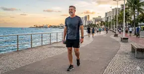 A partir dos 55 anos, você deve caminhar todos os dias por pelo menos 20 minutos, dar preferência as escadas, fazer alongamentos leves e trabalhar seu equilíbrio