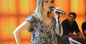 Sandy erra a letra ao cantar música de Ivete Sangalo no Encontro