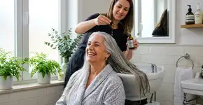 Para que serve aplicar vinagre e bicarbonato de sódio em cabelos grisalhos e como fazê-lo de forma correta?