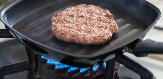 Esqueça o delivery: esse hambúrguer caseiro conquista no primeiro pedaço