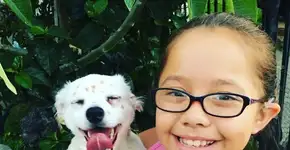 Menina ensina língua dos sinais para seu cãozinho surdo