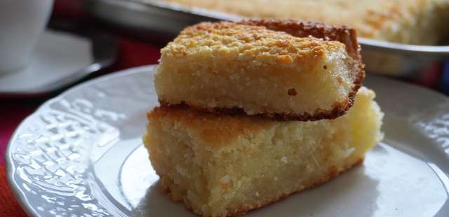 Bolo de mandioca com coco com poucos ingredientes
