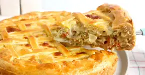 Empadão cremoso de bacon com brócolis de dar água na boca