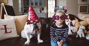 A mãe dessa garotinha fotografou sua amizade com a bulldog da família