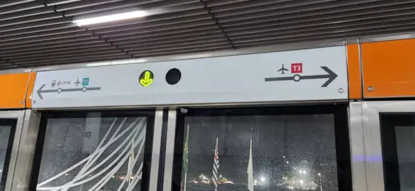 Portas da estação do Terminal 2 indicam a direção do trem