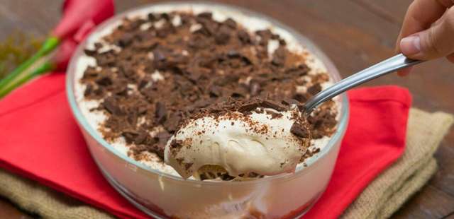 Gelado de doce de leite com 4 ingredientes que fica pronto em minutos