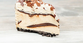 Torta de sorvete com calda de chocolate de dar água na boca