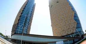 Torres têm persianas geométricas que fecham de acordo com o sol