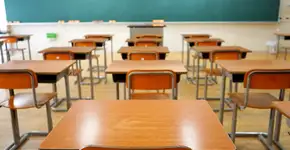 No Rio de Janeiro, pais trocam escola particular pela pública