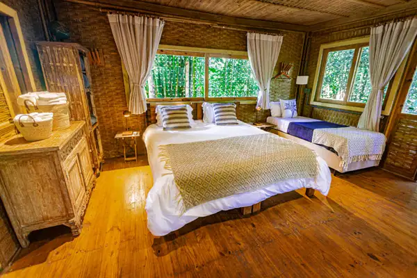 Interior de uma das cabanas do Banana Bamboo Ecolodge
