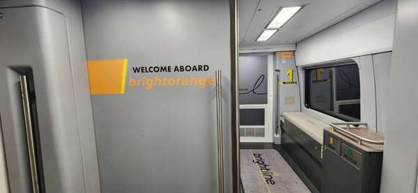 Interior do vagão da categoria Premium da Brightline