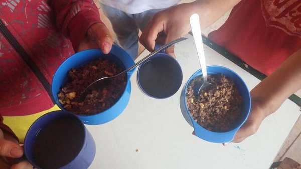 Escola Municipal T. I. José Carlos Pimenta, zona rural de Goiânia - Lanche da tarde: farofa de carne moída e proteína de soja e suco de caju