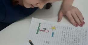 Crianças escrevem cartas de apoio a profissionais da saúde