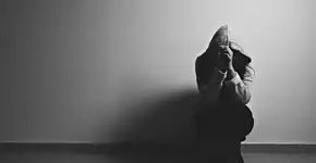 Adolescente de 15 anos estuprada por irmão é presa por abortar