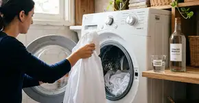 Uma xícara durante a lavagem e a roupa fica branca como a neve: uma lavadeira experiente sempre adiciona esse produto barato à máquina de lavar junto com o detergente