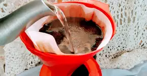 Cientistas ensinam como coar café com mais sabor e menos pó