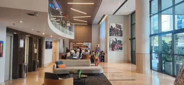 Quadros do artista Gil Motta em exposição  no lobby do INNSiDE São Paulo Iguatemi