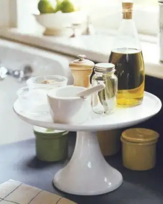 Uma peça para bolos pode maximizar o espaço no balcão para apoiar pequenas coisas - Imagem: marthastewart.com