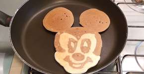 Aprenda a fazer panquecas com o rosto do Mickey em questão de segundos