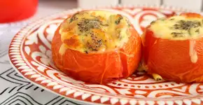 Tomate recheado fácil e rápido; veja como fazer