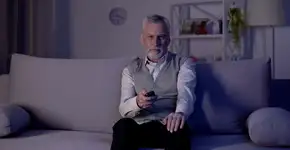 Permanecer sentado por mais de 10 horas diárias pode elevar o risco de demência, aponta estudo