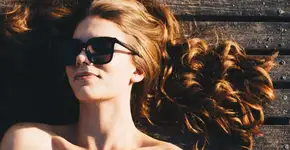 Saiba como clarear o cabelo em casa com 3 receitas sem química