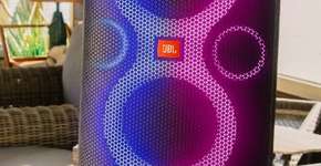 3 caixas de som JLB com preço imbatível na Black Friday