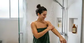 Passar um óleo de banho com o corpo ainda molhado ajuda a manter a pele macia sem precisar gastar tempo passando creme depois