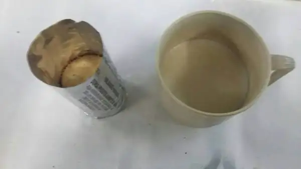 E.E. Lauro Sanchez, em Sorocaba - São Paulo - Merenda dos turnos da manhã (09h30) e da tarde (15h30) - 3 bolachas e leite