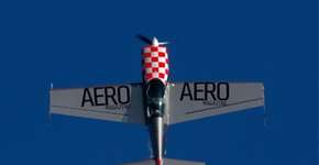 Paulo Medina Air Show apresenta show eletrizante de acrobacia aérea na Expo Aero Brasil 2011 em São José dos Campos, SP