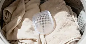O truque da sacolinha na máquina que está viralizando porque deixa as roupas mais macias