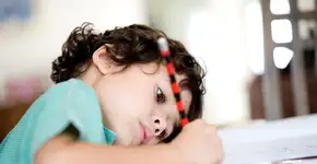 Escrever à mão é importante para o desenvolvimento infantil