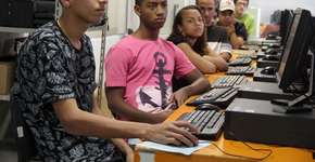 Curso gratuito de programação recruta jovens de baixa renda