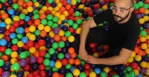 Sandro Ka transforma fonte da Praça da Alfândega em piscina de bolinhas