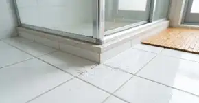 Passar sal grosso nos cantos do box do banheiro: para que serve e quando deve ser feito