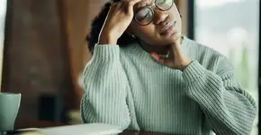 Enxaqueca: 3 alimentos que podem piorar os sintomas e devem ser evitados