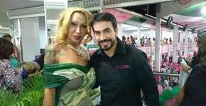 Padre Fábio de Melo posa ao lado de travesti e relata experiência