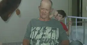 Neto de 6 anos cuida do avô cadeirante e vídeo viraliza