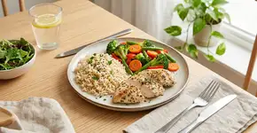 Uma pessoa que nunca fez dieta antes deve começar ajustando as porções primeiro e depois passar para a reeducação alimentar completa, alternando entre os dois