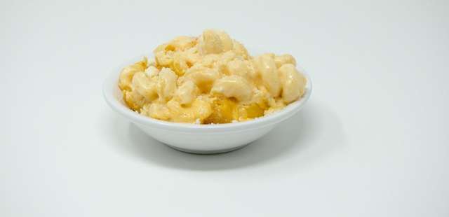 Macarrão com queijo feito no micro-ondas; veja a receita