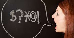 Pessoas que costumam xingar têm vocabulário melhor, conclui estudo