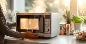 Esse estalo no micro-ondas pode estar avisando algo sério sobre o aparelho