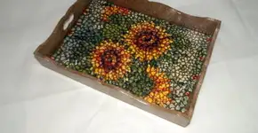 Bandeja é decorada com mosaicos em casca de ovos