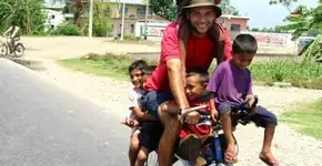 Brasileiro percorre o mundo de bicicleta para dar aula a crianças