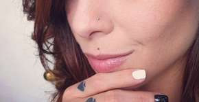 Mulheres pintam a unha de branco em campanha contra o abuso sexual