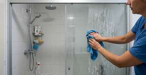 Método rápido, sem cloro ou esfregão, que elimina o mofo do box e deixa o vidro transparente como no primeiro dia