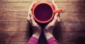 Sim, o segredo da limpeza do espelho está na sua xícara de chá