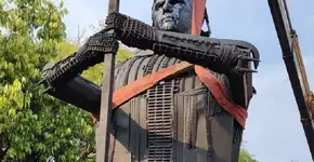 Estátua de Bolsonaro é inaugurada e retirada logo depois