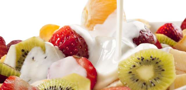 Faça esta salada de frutas com iogurte muito refrescante para o calor