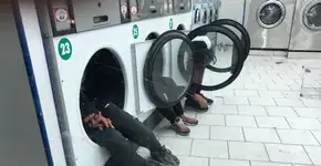 Imigrantes se abrigam em lavanderia para fugir do frio em Paris